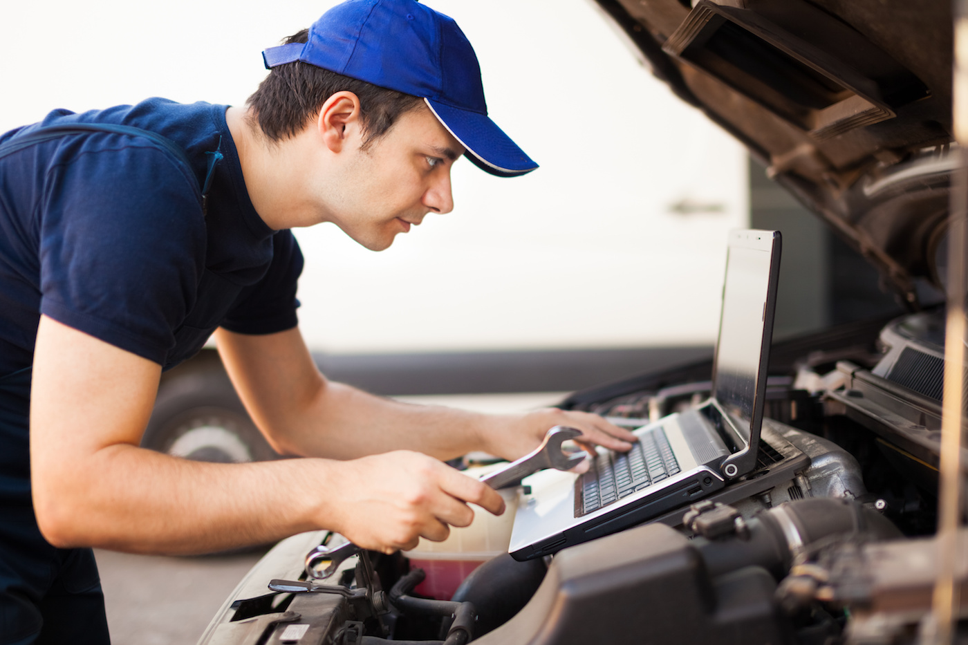 mechanic-using-laptop